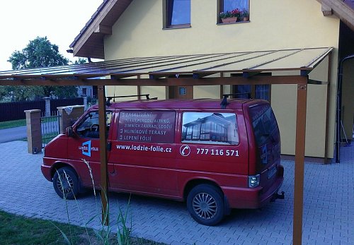 Výroba stání pro automobily