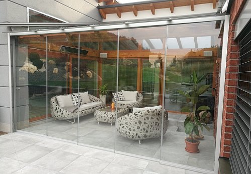 Zasklívání pergol a teras bezrámovým posuvným systémem