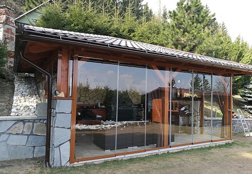 Zasklívání pergol a teras bezrámovým posuvným systémem
