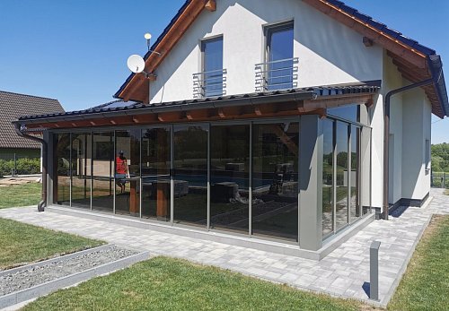 Zasklívání pergol a teras rámovým posuvným systémem