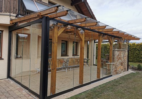 Zasklívání pergol a teras bezrámovým posuvným systémem