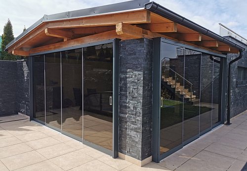 Zasklívání pergol a teras bezrámovým posuvným systémem