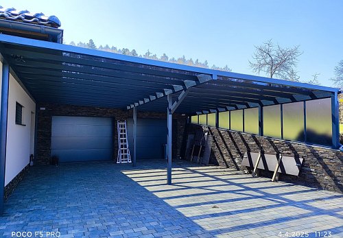 Výroba stání pro automobily