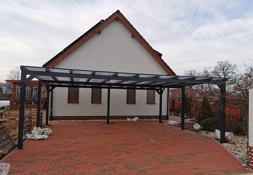 Výroba stání pro automobily