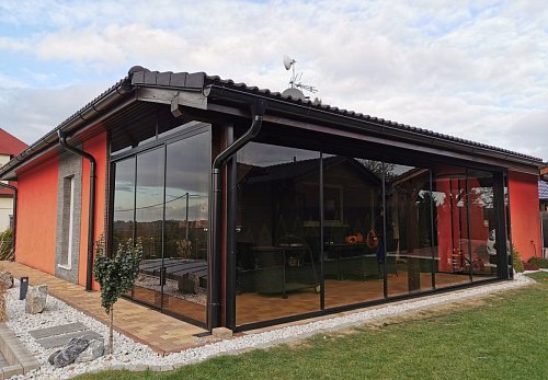 Zasklívání pergol a teras rámovým posuvným systémem